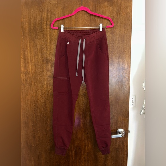 FIGS Scrub Set in Burgundy - Picture 4 of 4